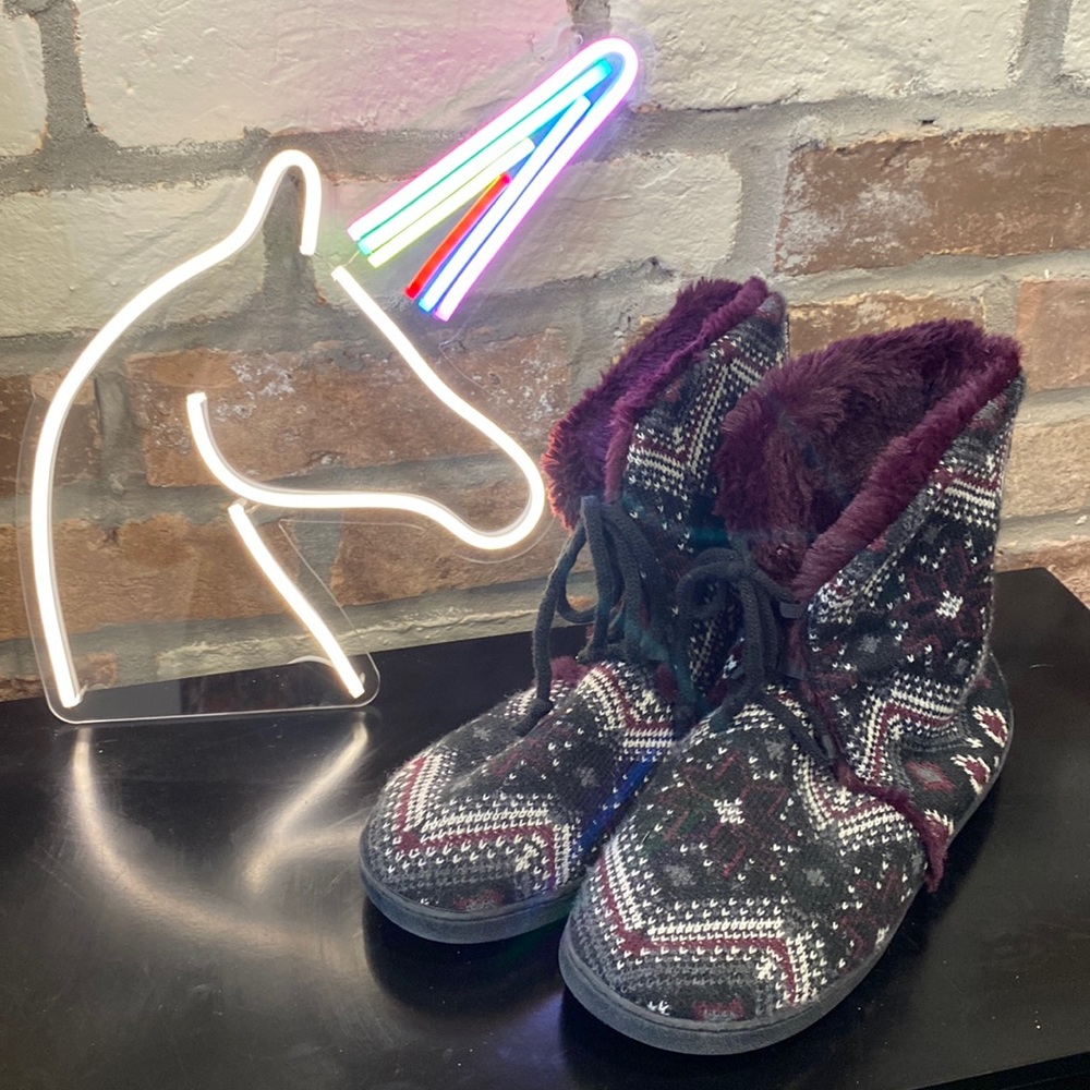 Size XL (11-12) women’s Muk Luks slippers purple
